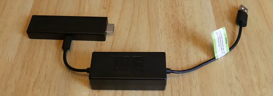 Fire TV Stick 4K mit Batterie USB angeschlossen - Kleiner