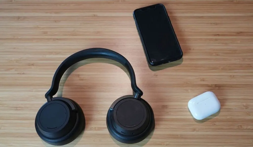 how to connect two wireless headphones to one phone